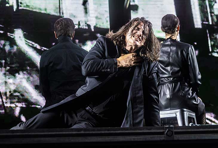 Fabio Diso spielt den Dr. Henry Jekyll und Edward Hyde - Jekyll & Hyde - das Musical (©Foto: Rolf Ruppenthgal)